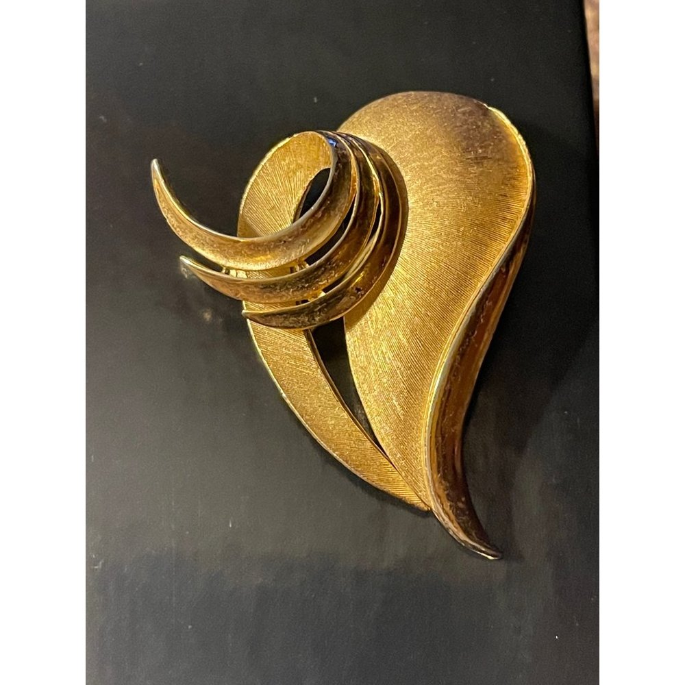 Classic Crown Trifari Gold Tone Swirl Brooch Heart Abstract